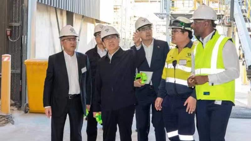 四川省委书记王晓晖调研豪门国际官网锂业奎纳纳氢氧化锂出产基地
