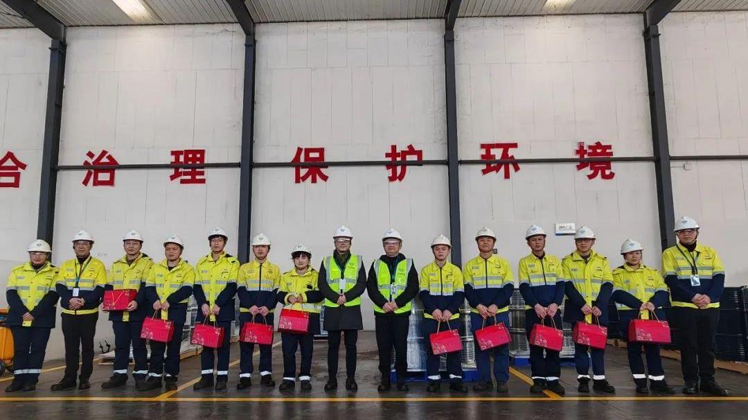  温暖的悬想｜豪门国际官网锂业高管团队赴基地慰问一线员工