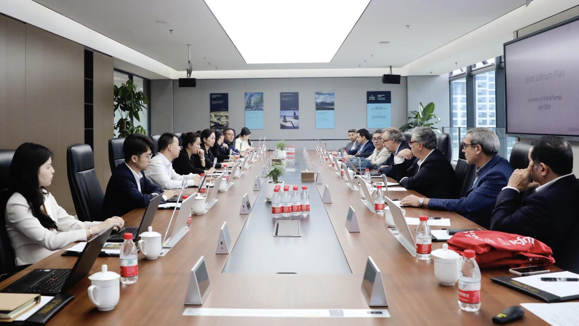 智利大学代表团到访豪门国际官网锂业参观互换