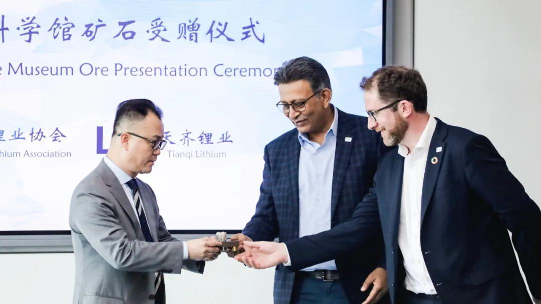 国际锂业协会到访豪门国际官网锂业，Li科学馆受赠古老矿石