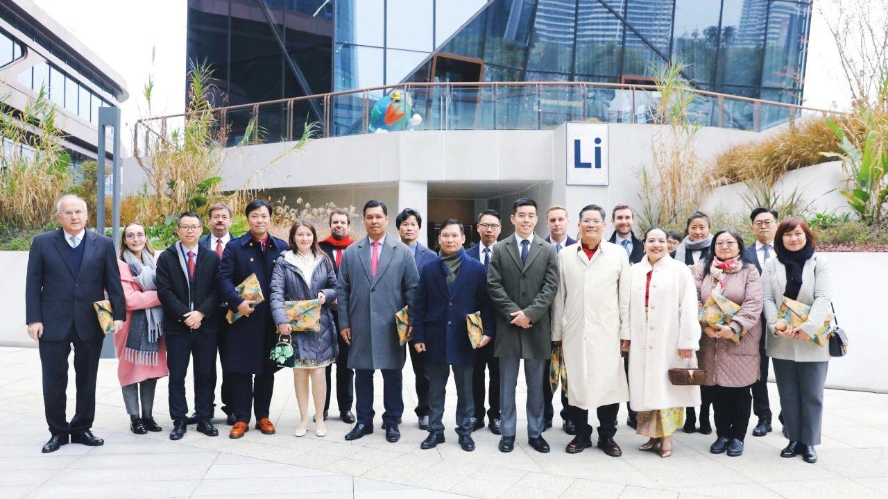 多国驻蓉（渝）领事官员代表团打卡豪门国际官网锂业Li科学馆