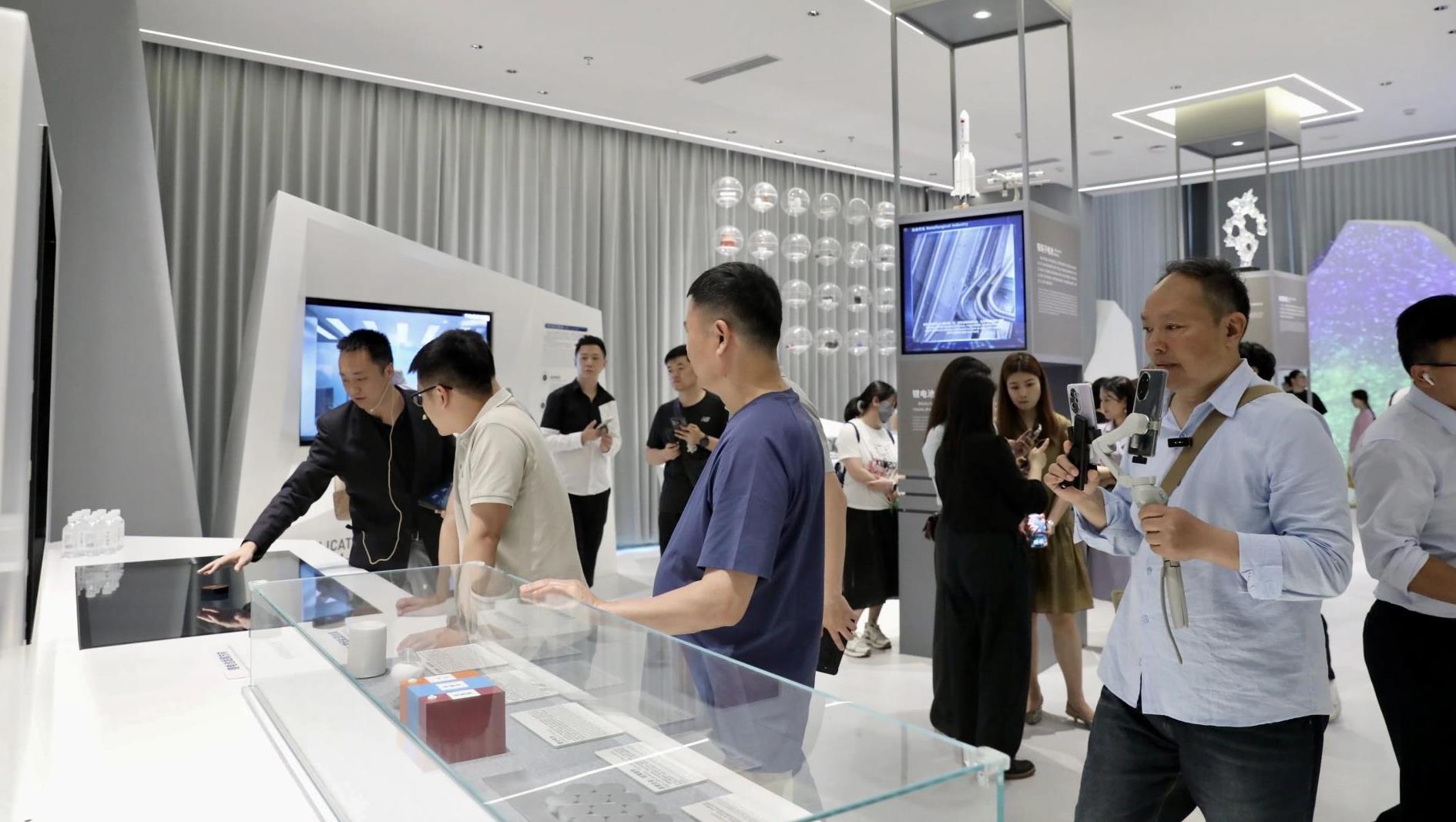 “中国式现代化的万千形象——网络名人四川杏妆打卡豪门国际官网锂业Li科学馆，沉浸式科普履历引热议